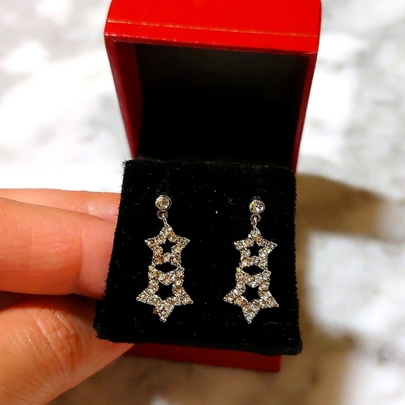 Beautiful star shaped crystal drop earrings - Picture 2 of 4